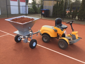Gravel op de baan verdelen.