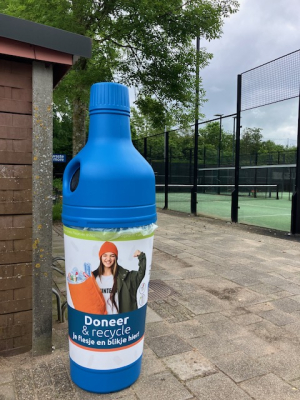 de statiegeldbakken voor blikjes en flesjes